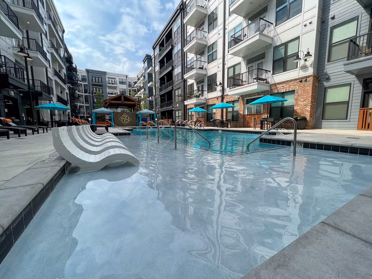 Heart of Nashville - Walk 2 Broadway w Pool and Gym (Burnham 324)