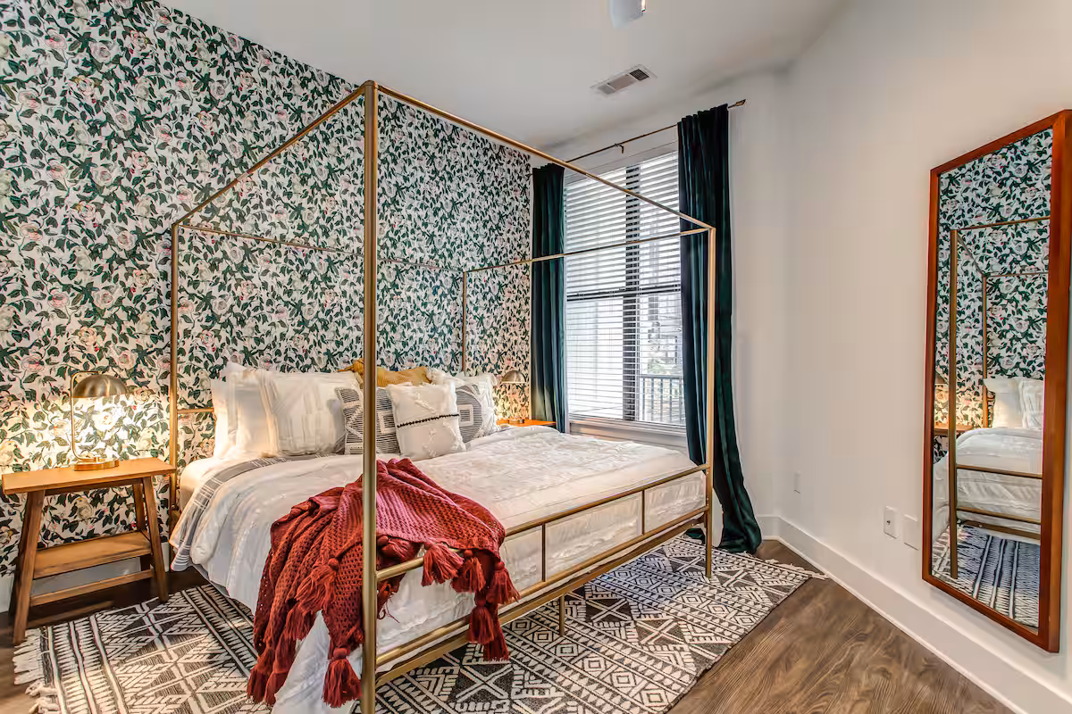 Heart of Nashville - Walk 2 Broadway w Pool and Gym (Burnham 324)