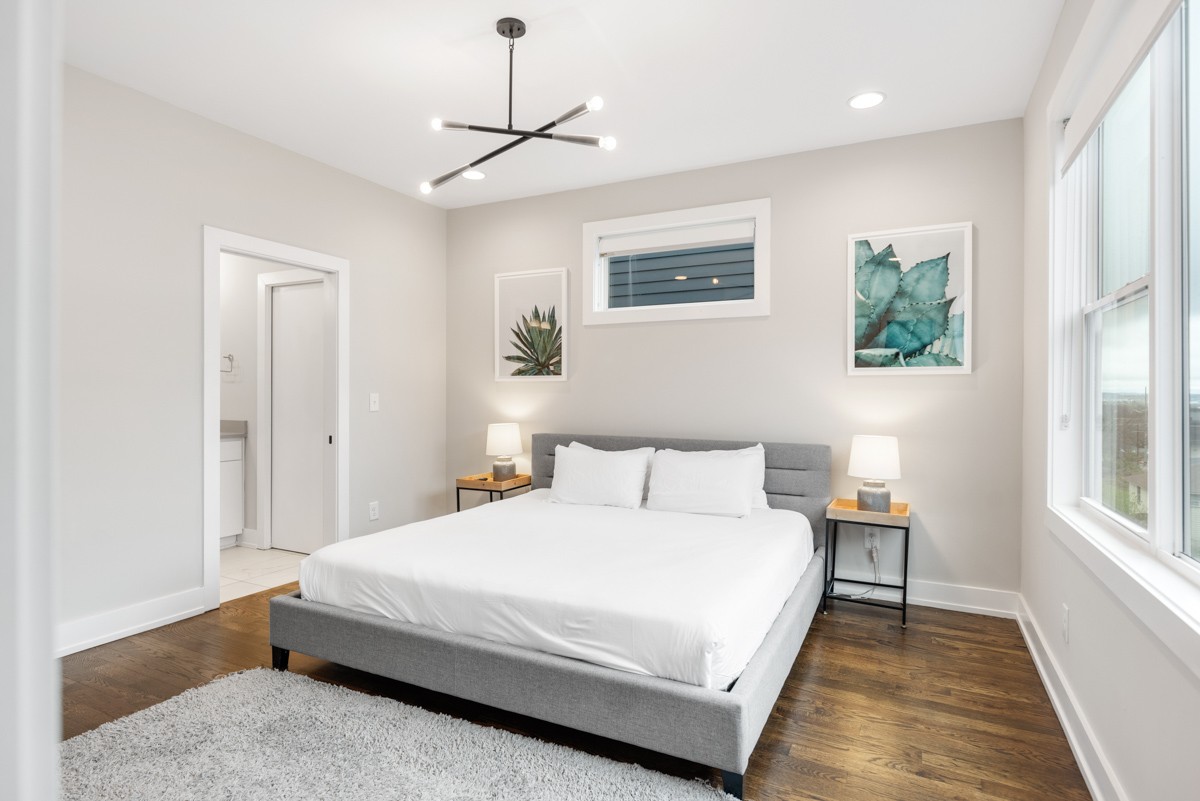 Cozy, Clean and Spacious, Huge Rooftop, Mins to DT! (530 28th Ave)