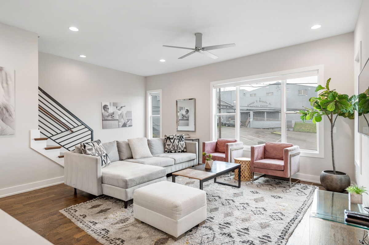 Cozy, Clean and Spacious, Huge Rooftop, Mins to DT! (530 28th Ave)