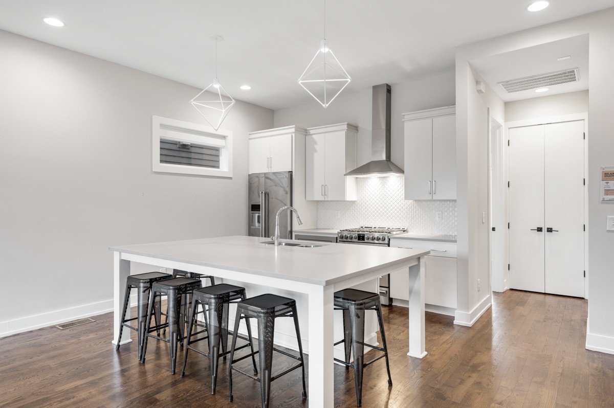 Cozy, Clean and Spacious, Huge Rooftop, Mins to DT! (530 28th Ave)