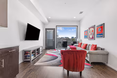 Downtown Escape - Pool, King Bed, Walk to Broadway (Illume)