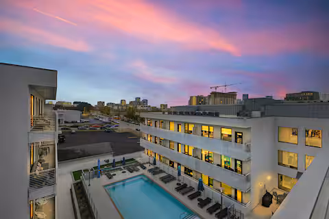 Downtown Escape - Pool, King Bed, Walk to Broadway (Illume)