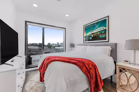 Downtown Escape - Pool, King Bed, Walk to Broadway (Illume)