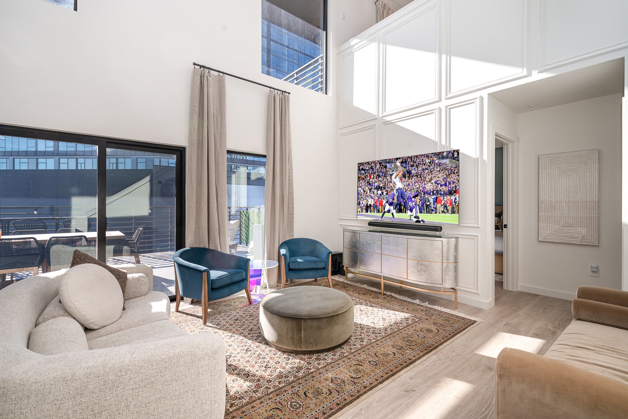 Grand DT Mega Oasis! Sleeps 16+, Walk 2 Broadway! (Mega Hyve)