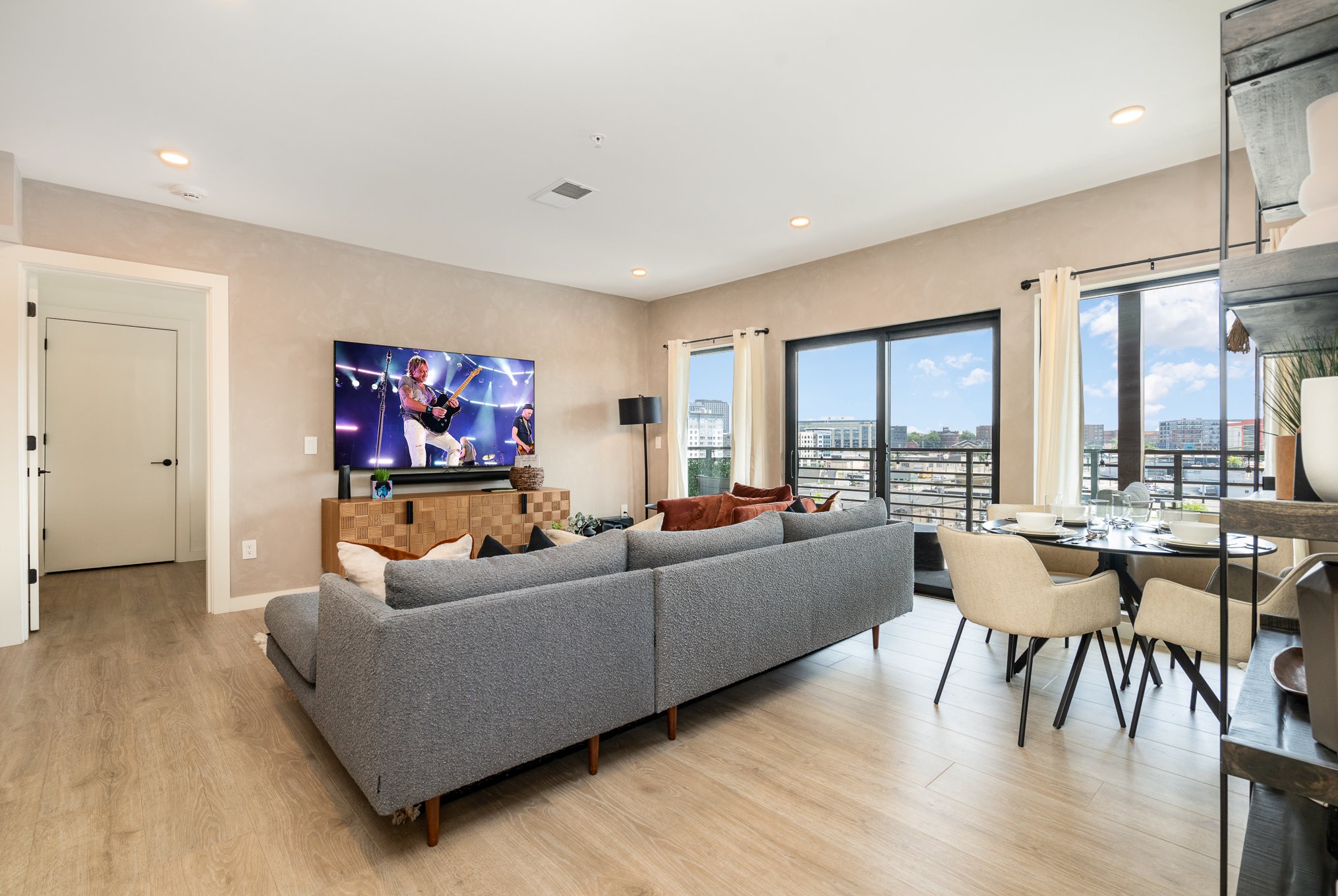 Grand DT Mega Oasis! Sleeps 16+, Walk 2 Broadway! (Mega Hyve)