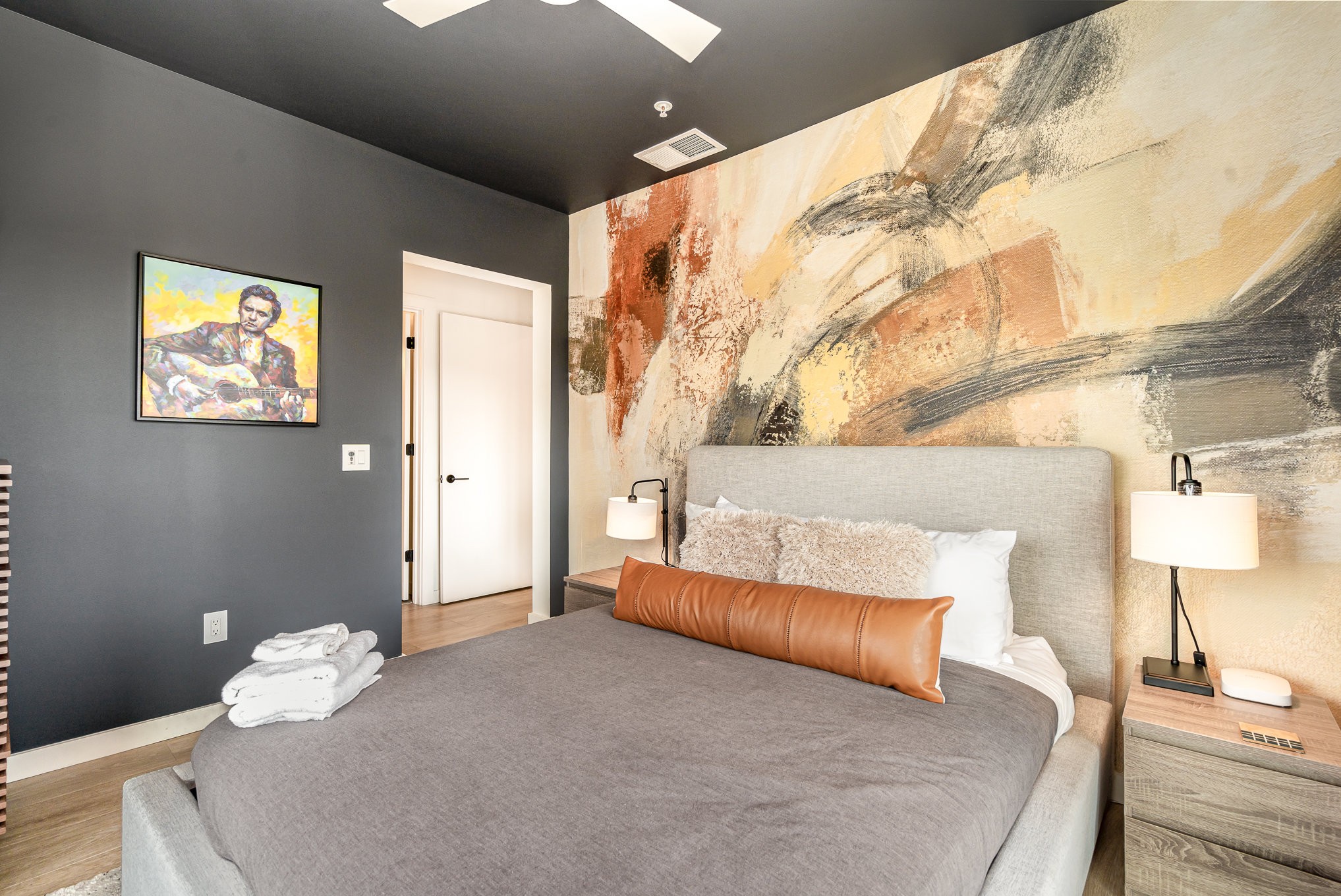 Grand DT Mega Oasis! Sleeps 16+, Walk 2 Broadway! (Mega Hyve)