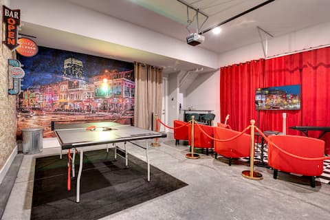Luxurious 10 Bed Retreat - Huge Rooftop and Game Room (707 27th Ave)