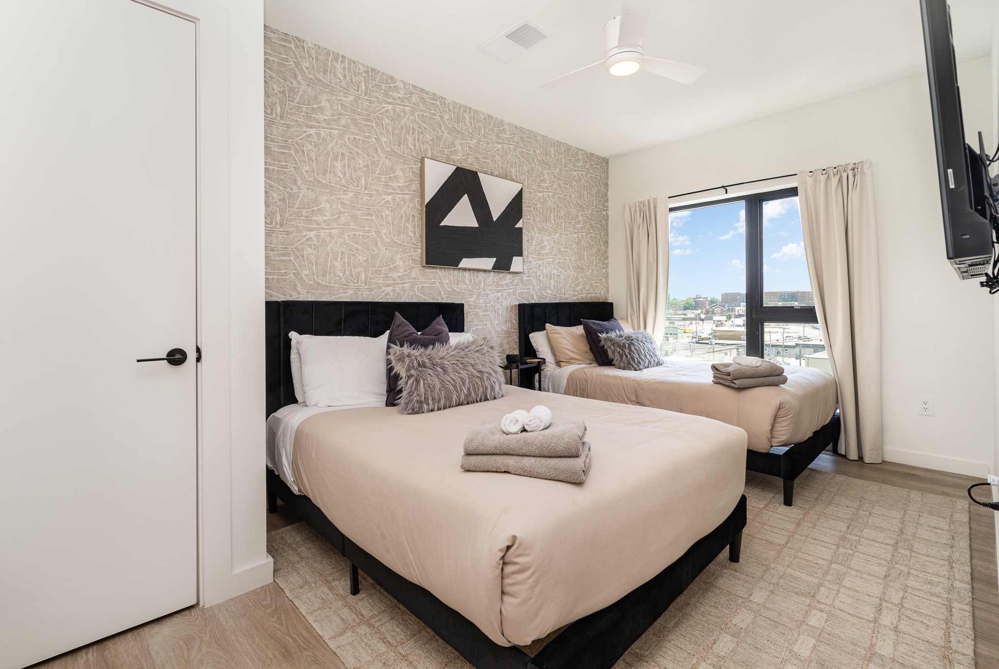 Luxury 4 Bedroom Condo in DT! Pool and Gym! (Hyve 516)