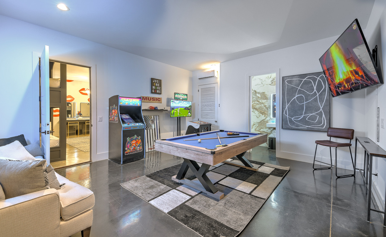 Luxury Mansion w 16 Beds and Rooftop Hot Tub! (1121 BCP)