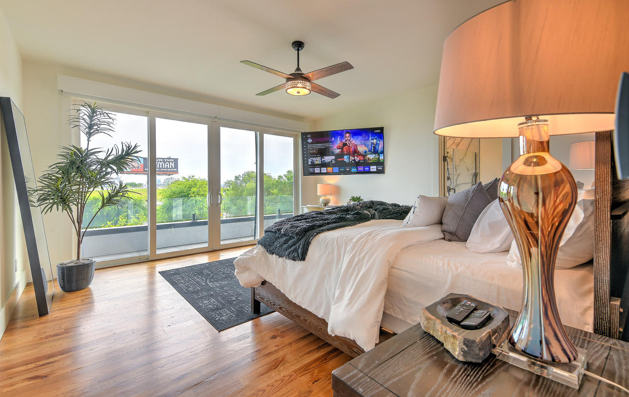 Luxury Mansion w 16 Beds and Rooftop Hot Tub! (1121 BCP)