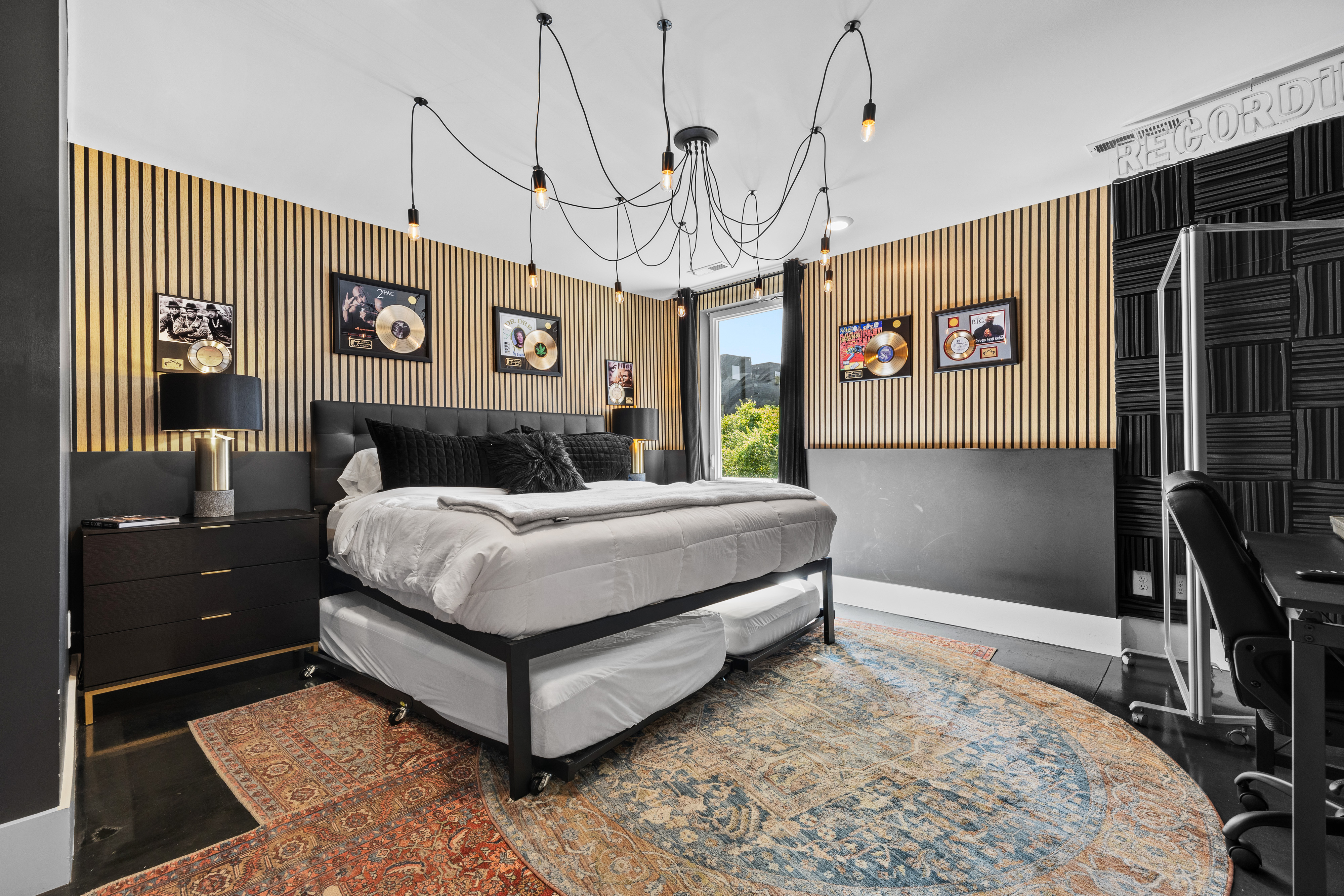 Relaxing Rooftop Hot Tub, Vibrant Home, Mins to DT (1203B BCP)