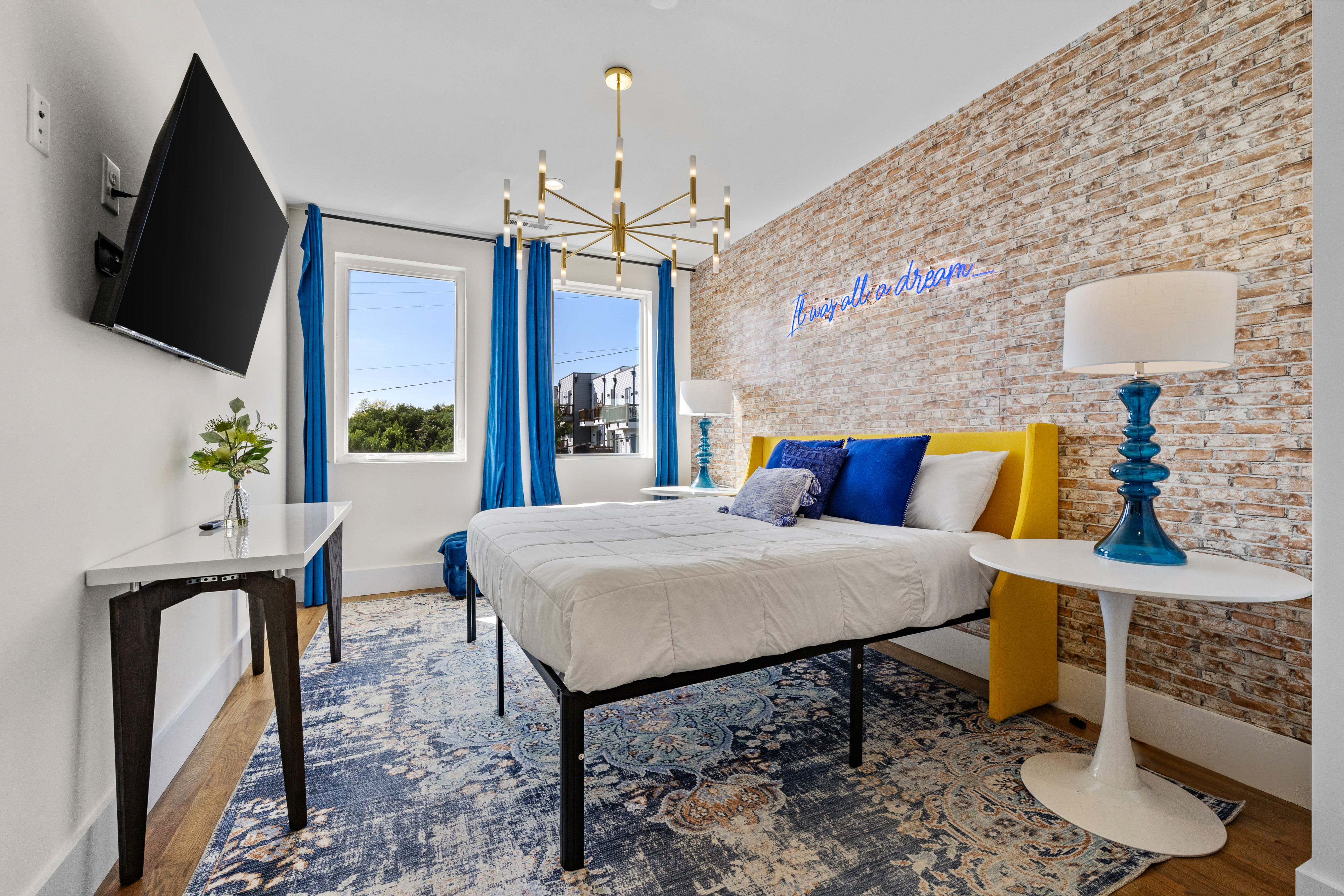 Relaxing Rooftop Hot Tub, Vibrant Home, Mins to DT (1203B BCP)