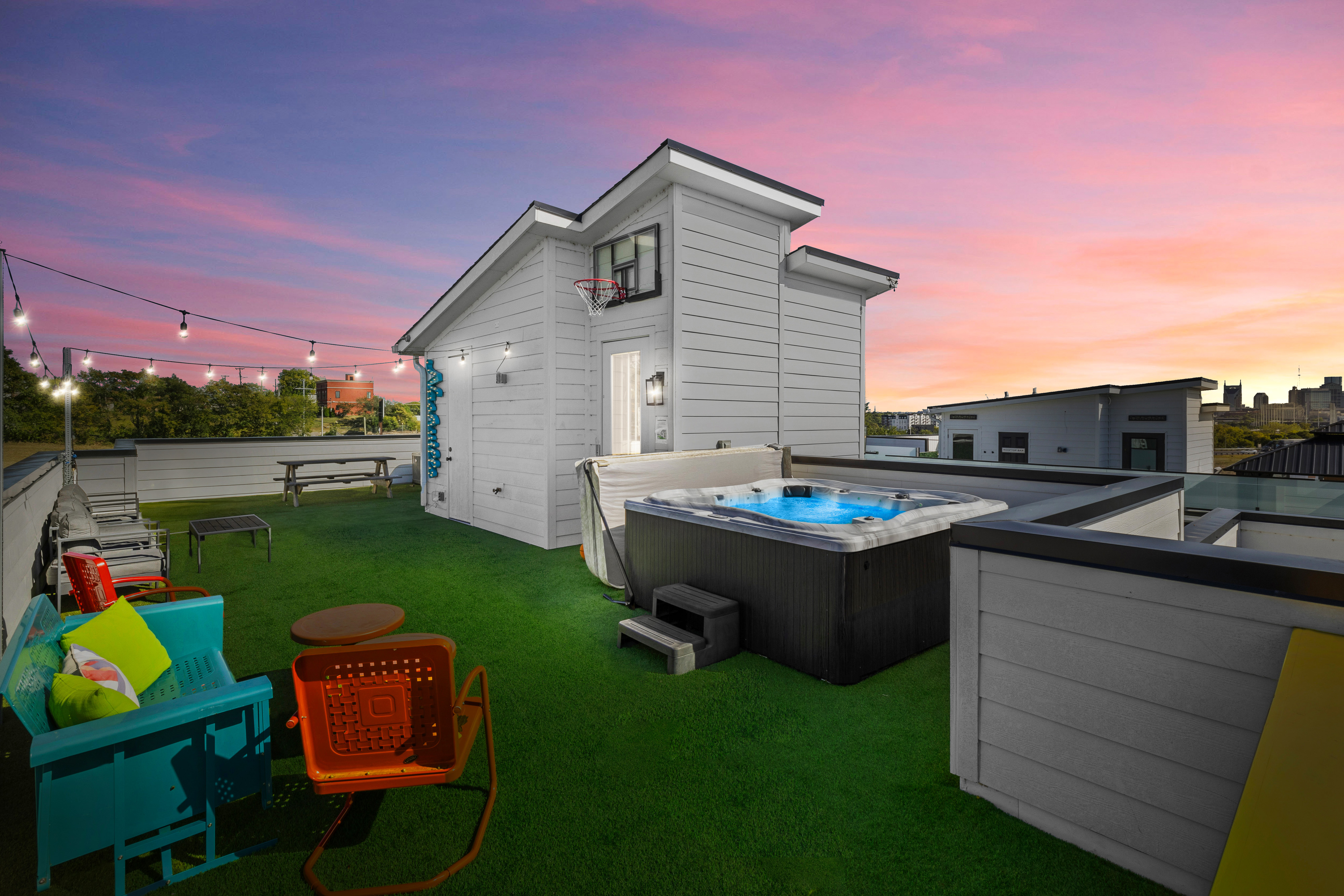 Relaxing Rooftop Hot Tub, Vibrant Home, Mins to DT (1203B BCP)