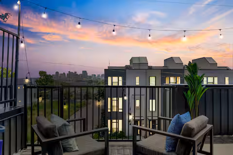 Rooftop + Games - Sleeps 12, 8 Min to Broadway! (516 27th Ave)