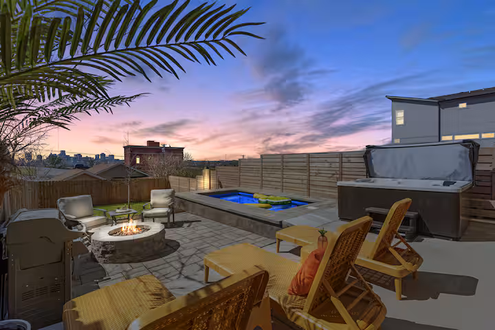 Skyline Stunner - Pool, Hot Tub, Rooftop (16A)
