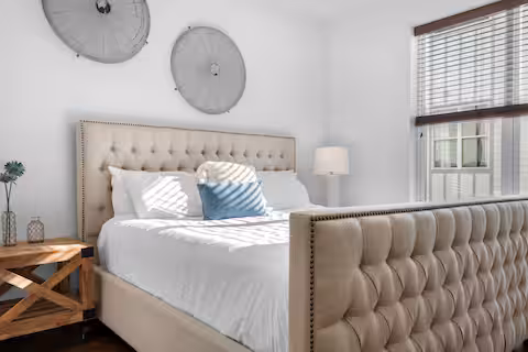 Stylish Retreat w Rooftop Just Mins to Broadway (2001 Convent)