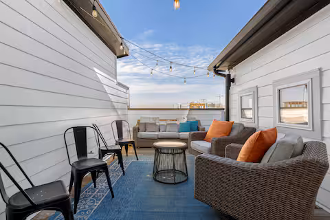 Stylish Retreat w Rooftop Just Mins to Broadway (2001 Convent)