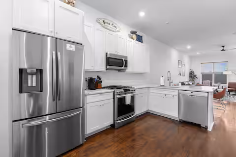Stylish Retreat w Rooftop Just Mins to Broadway (2001 Convent)