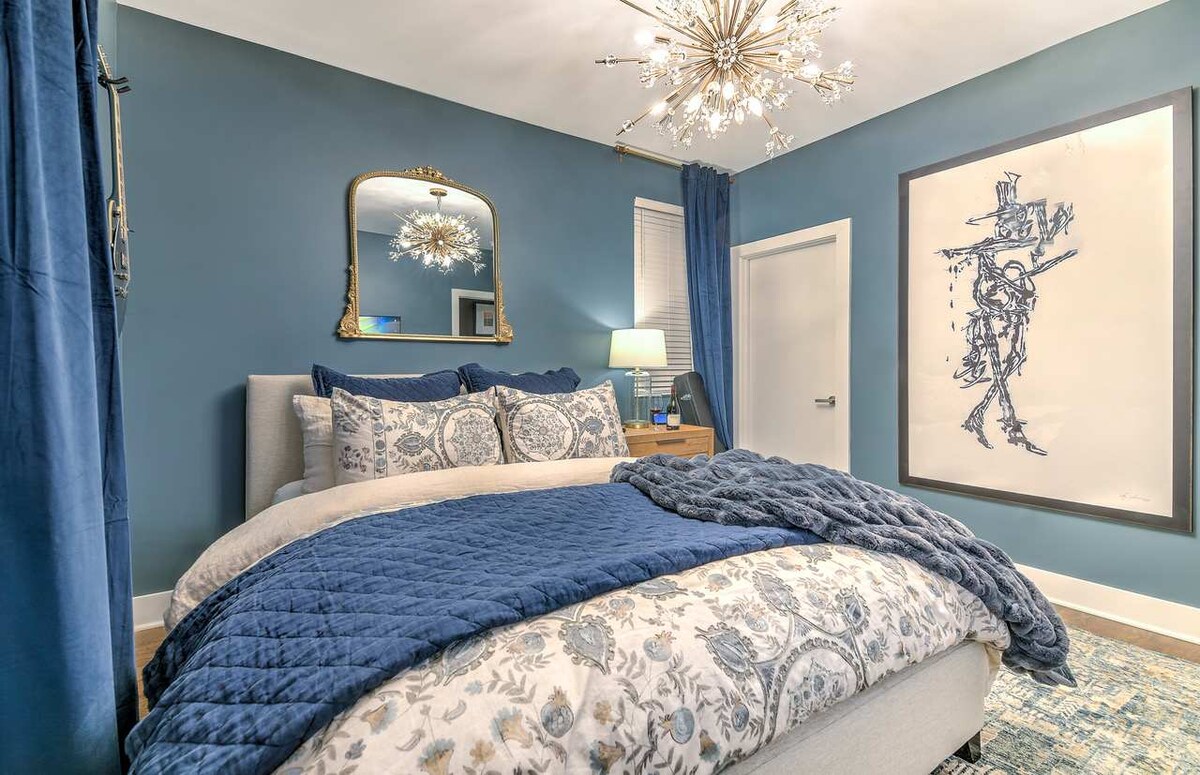 The Atelier House - Luxury, Comfort and Relaxing Hot Tub! (488 W Trinity)