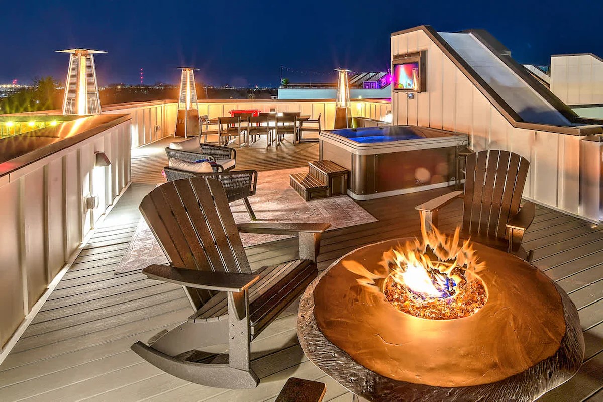 The Atelier House - Luxury, Comfort and Relaxing Hot Tub! (488 W Trinity)