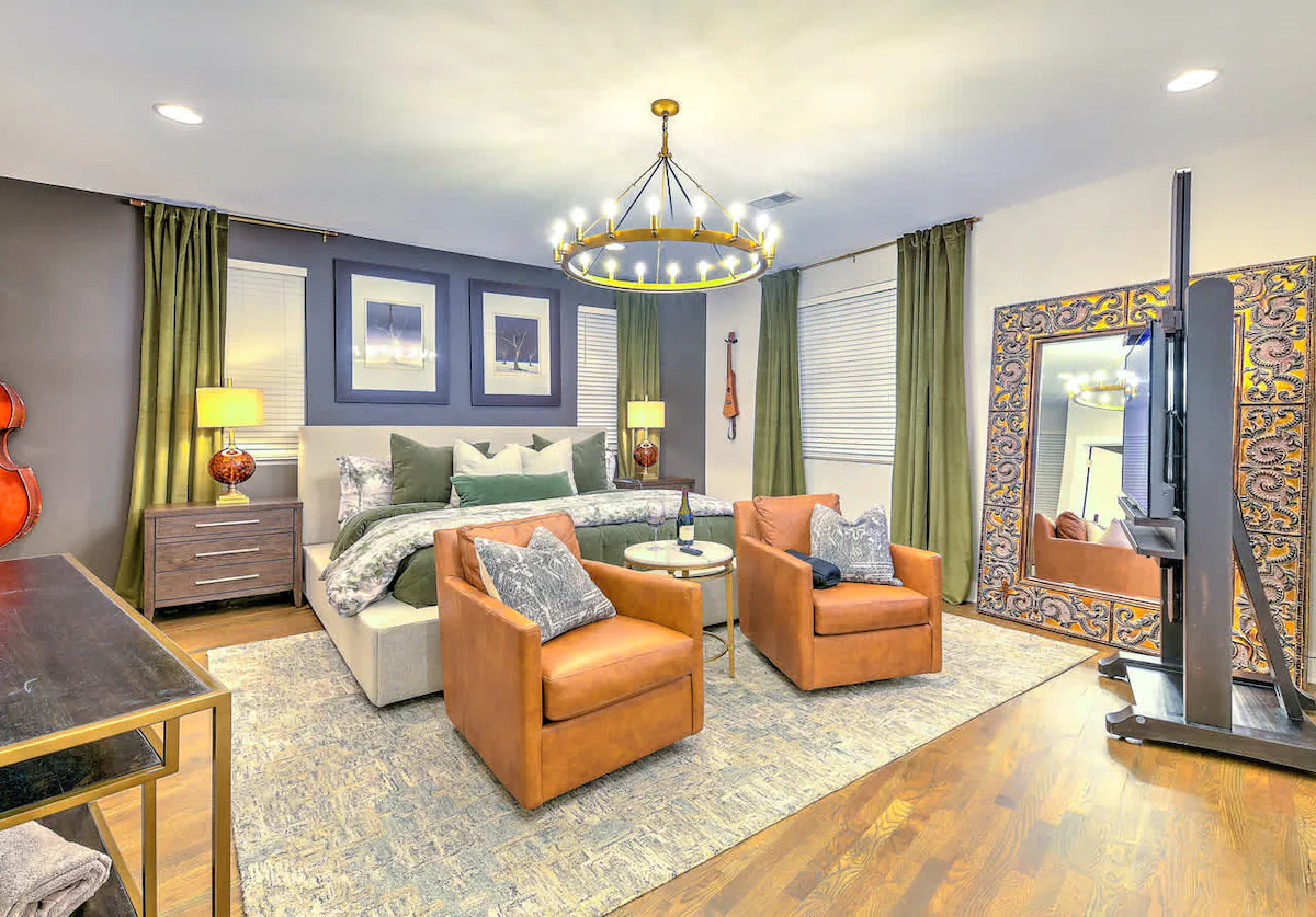 The Atelier House - Luxury, Comfort and Relaxing Hot Tub! (488 W Trinity)