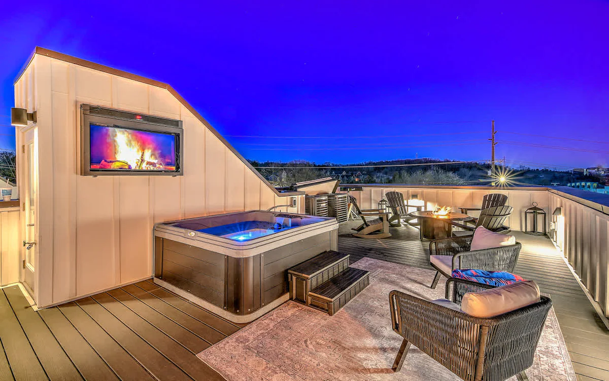 The Atelier House - Luxury, Comfort and Relaxing Hot Tub! (488 W Trinity)
